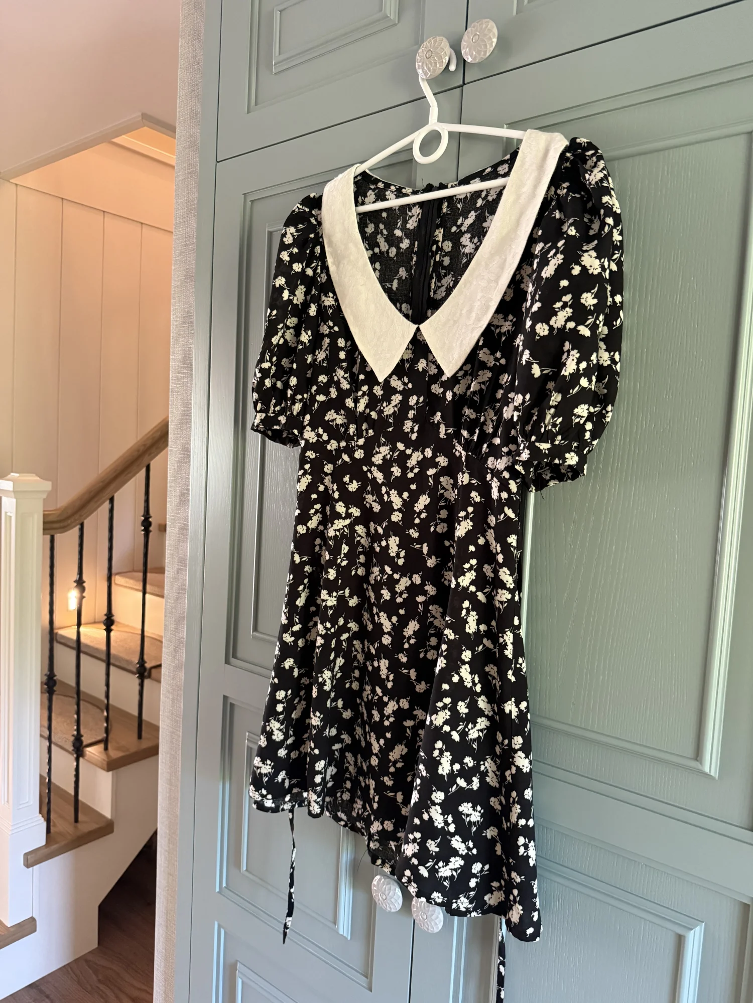 Wiskozowa  sukienka w kwiatki z kołnierzykiem Chloe