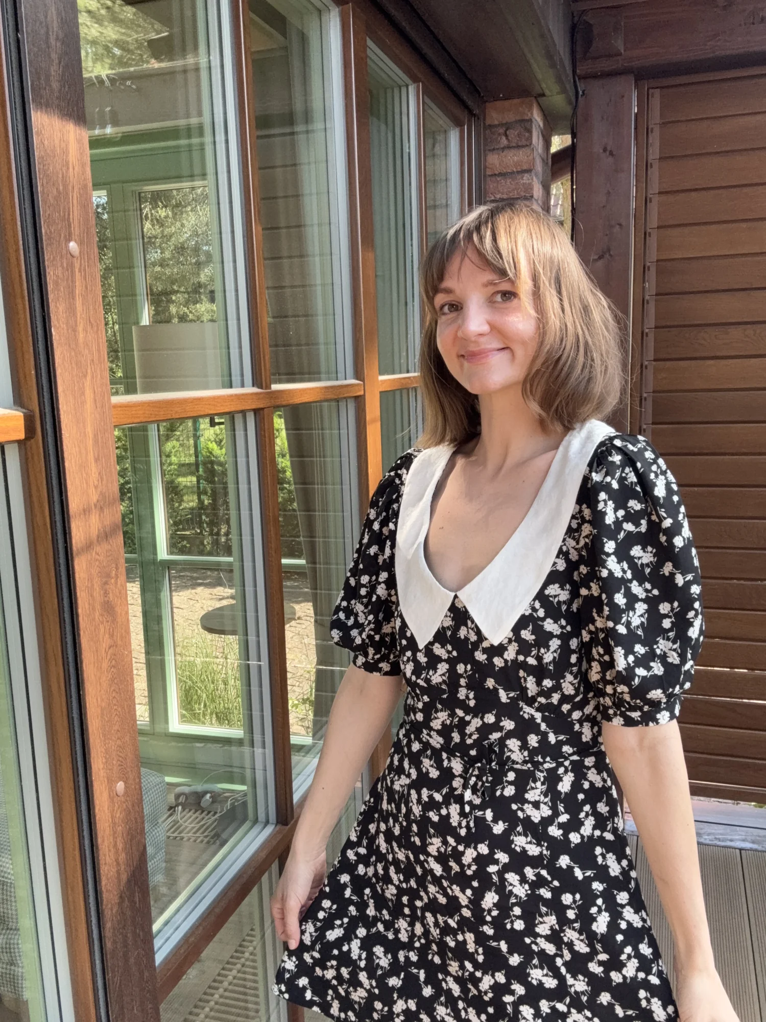 Wiskozowa  sukienka w kwiatki z kołnierzykiem Chloe