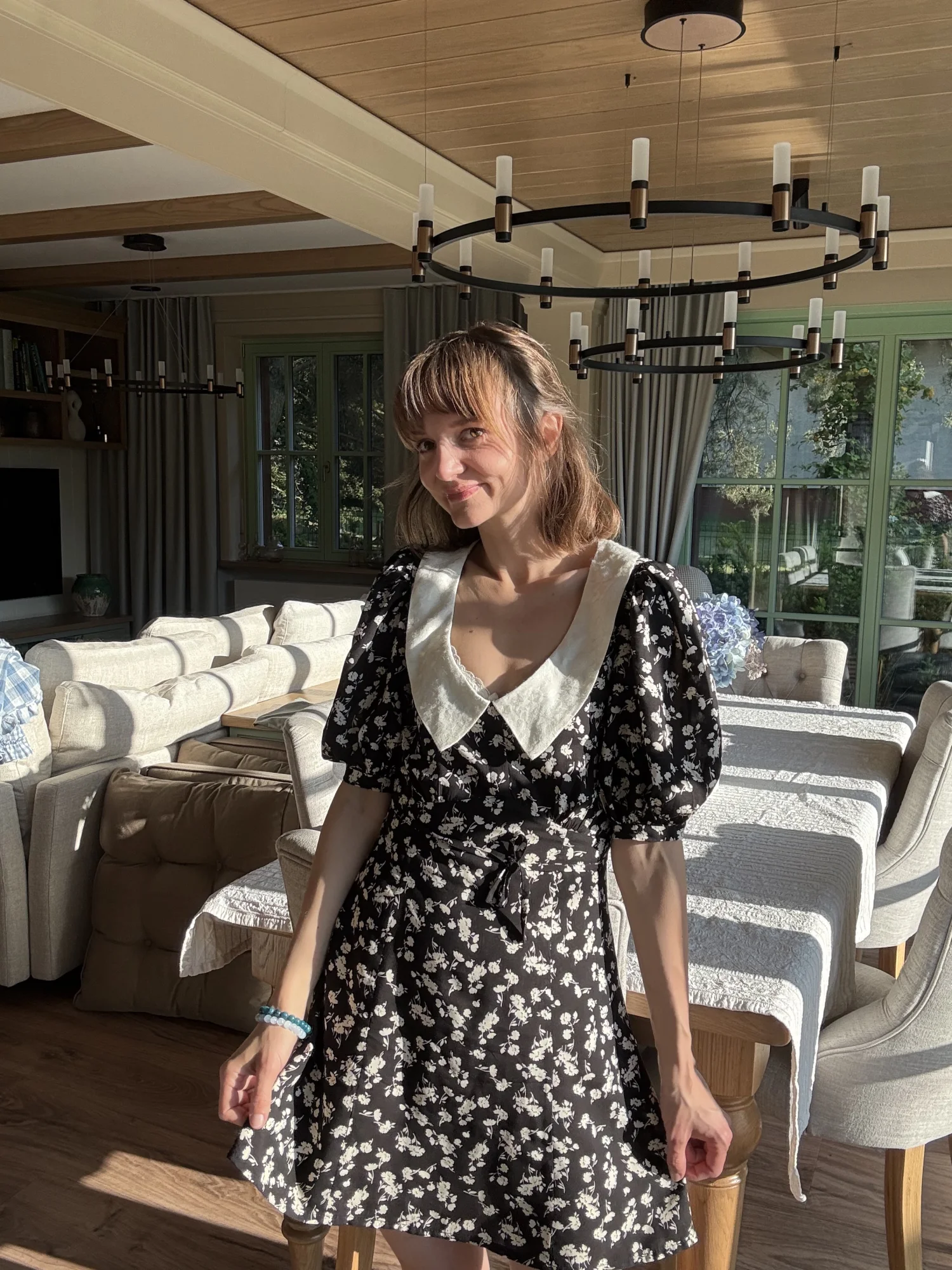 Wiskozowa  sukienka w kwiatki z kołnierzykiem Chloe