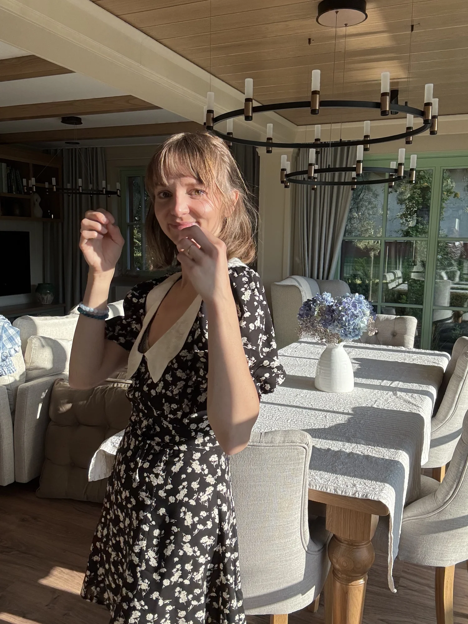 Wiskozowa  sukienka w kwiatki z kołnierzykiem Chloe