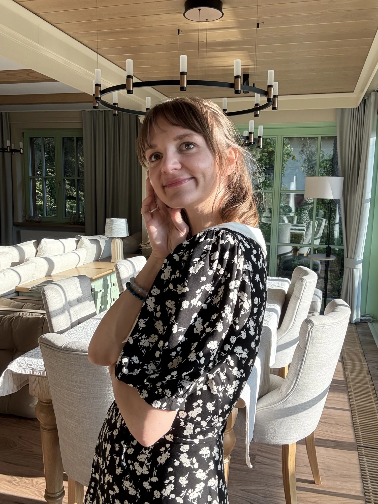 Wiskozowa  sukienka w kwiatki z kołnierzykiem Chloe