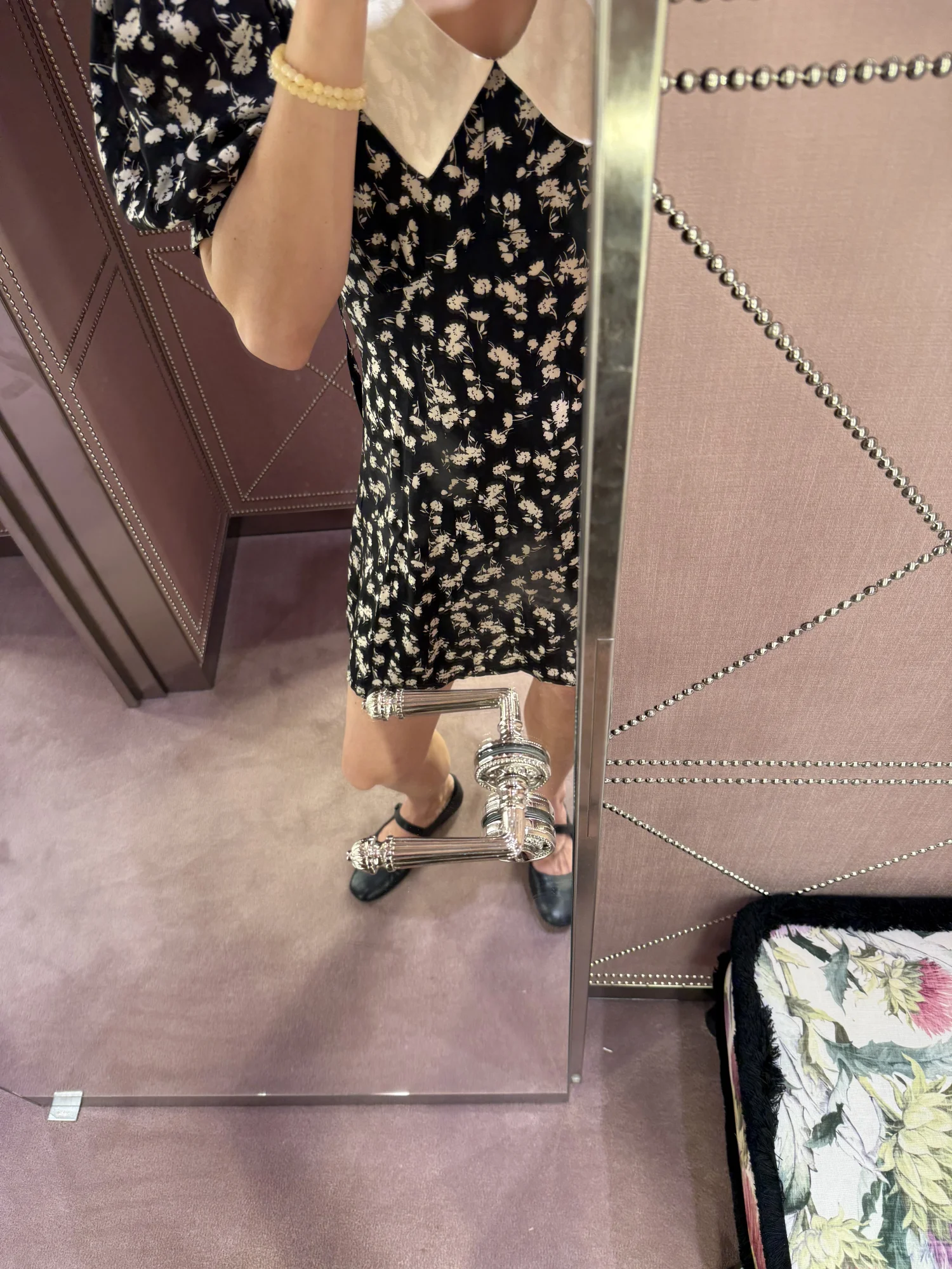 Wiskozowa  sukienka w kwiatki z kołnierzykiem Chloe