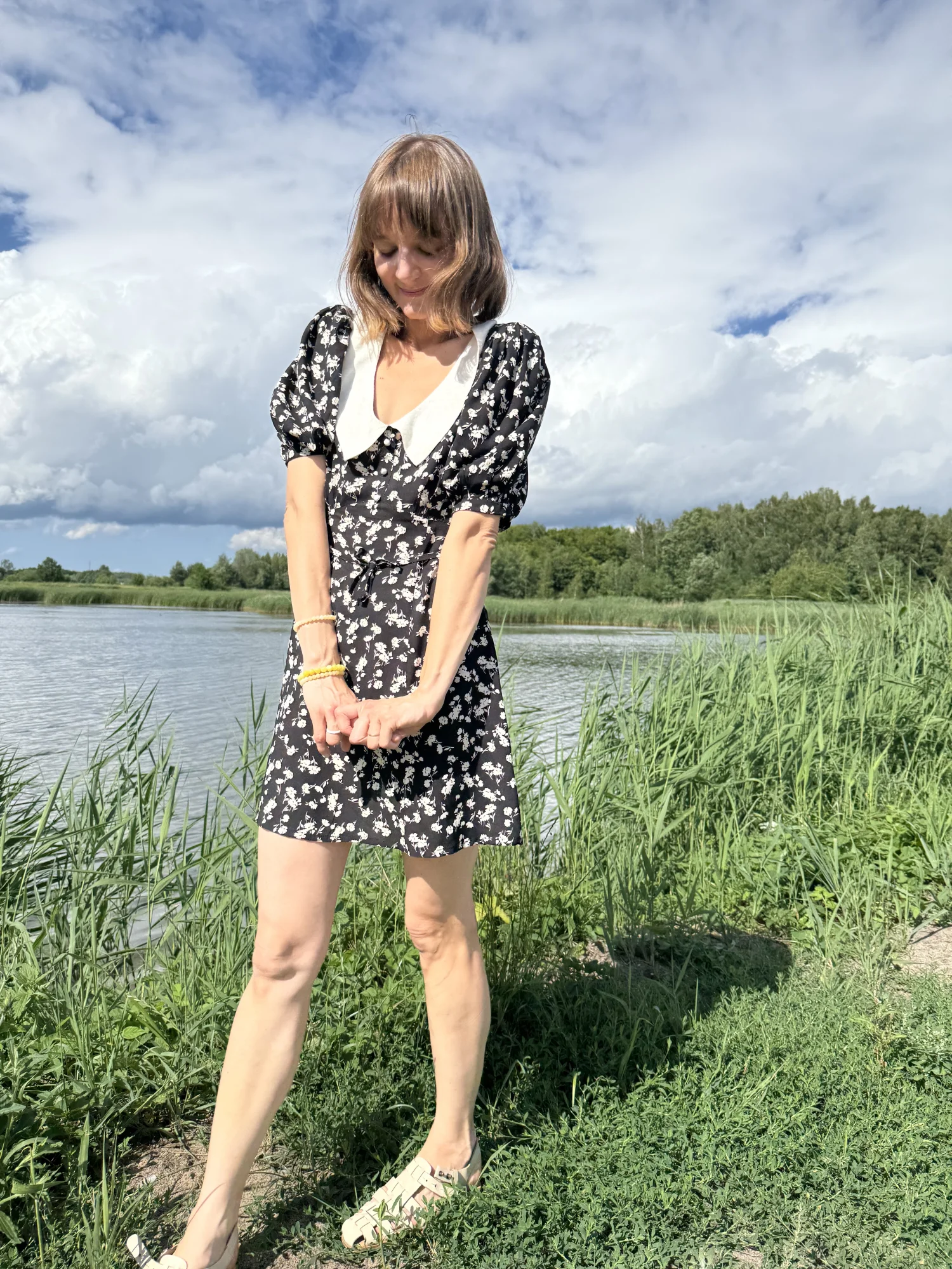 Wiskozowa  sukienka w kwiatki z kołnierzykiem Chloe