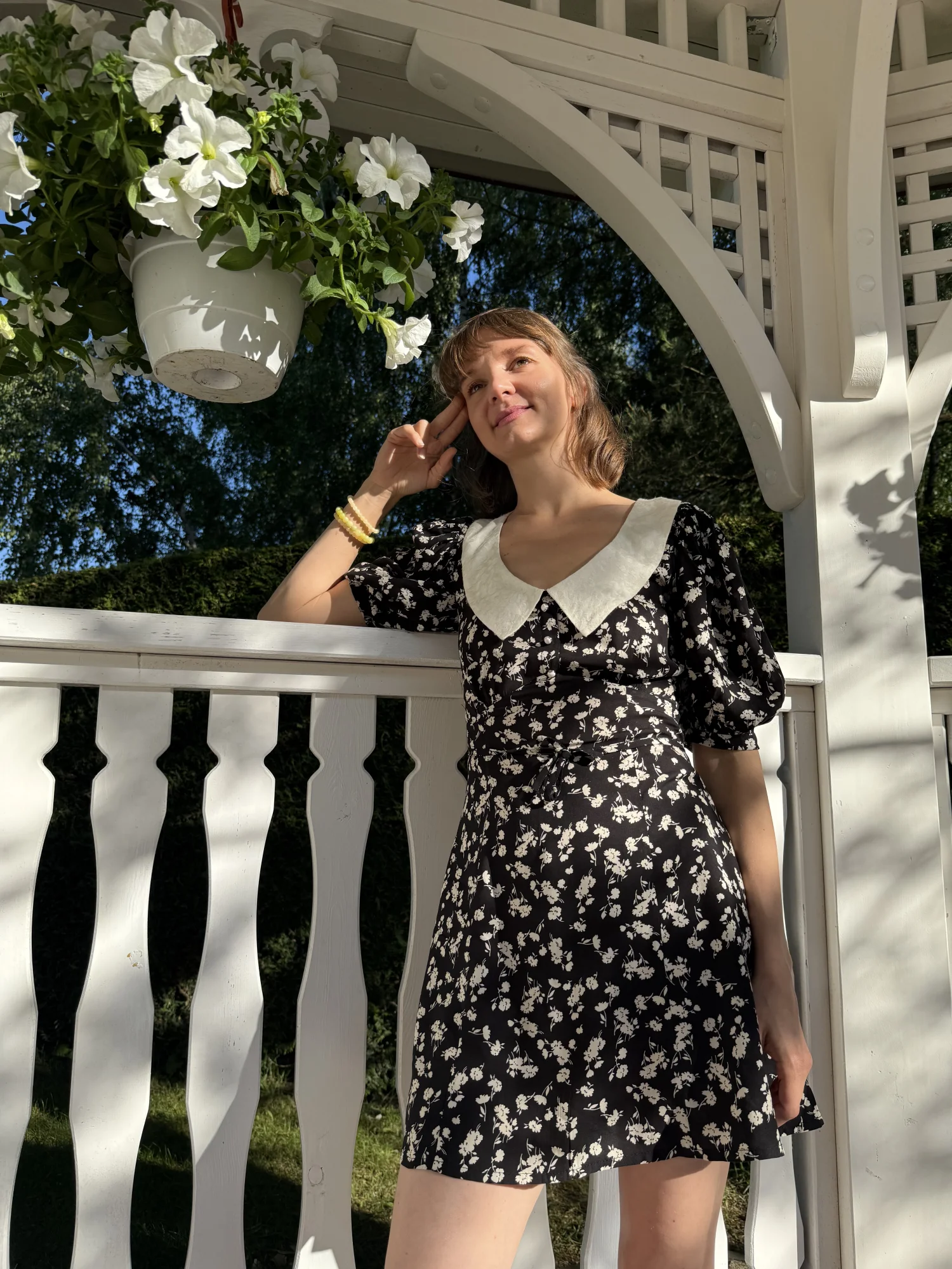 Wiskozowa  sukienka w kwiatki z kołnierzykiem Chloe