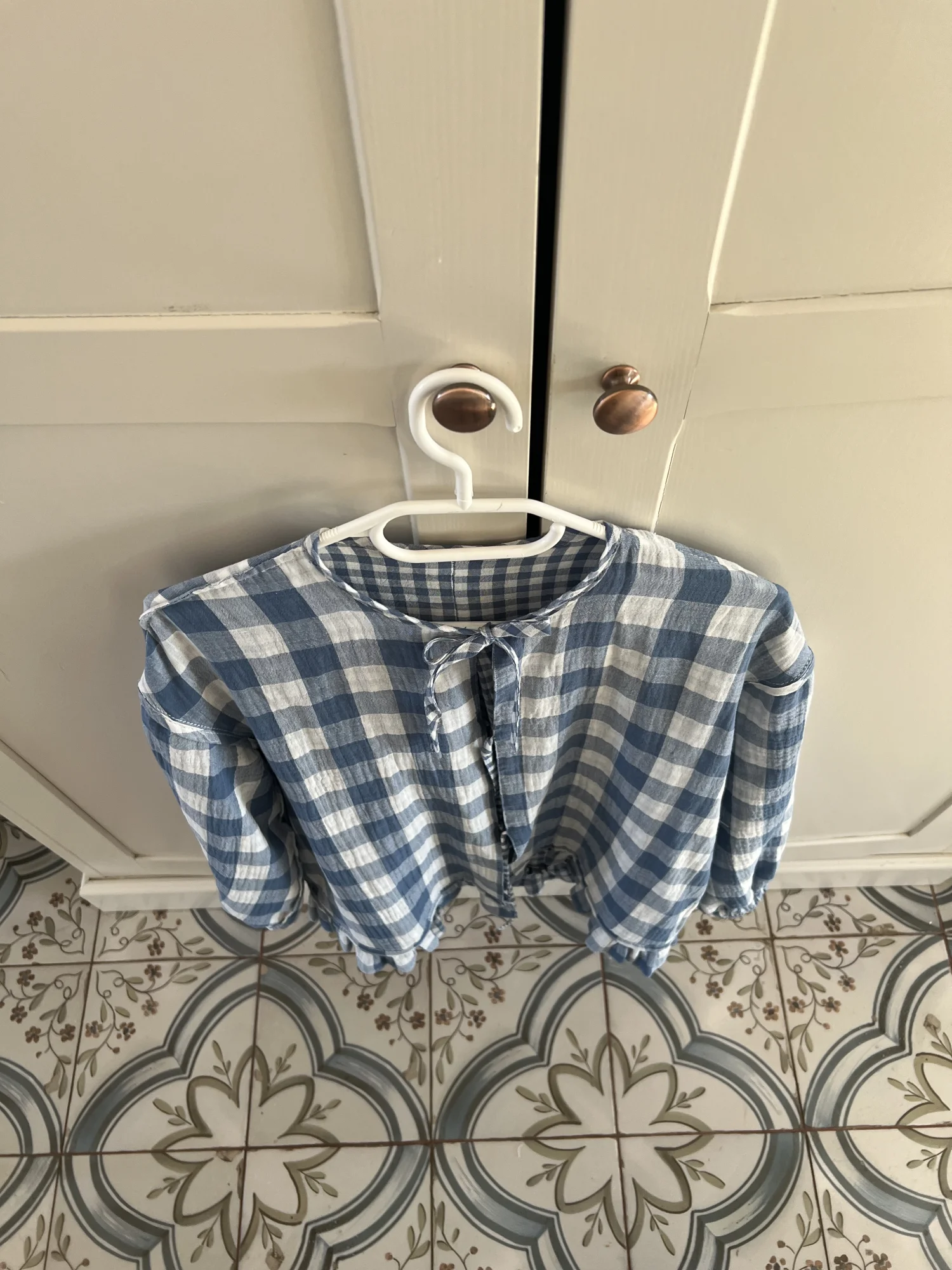 Muślinowa koszula z kołnierzykiem i wiązaniem Lea 