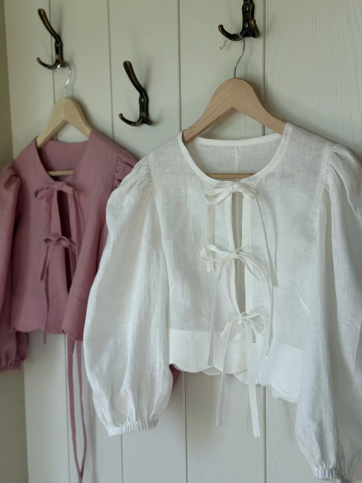 Lniana wiązana bluzka z falistym wykonczeniem