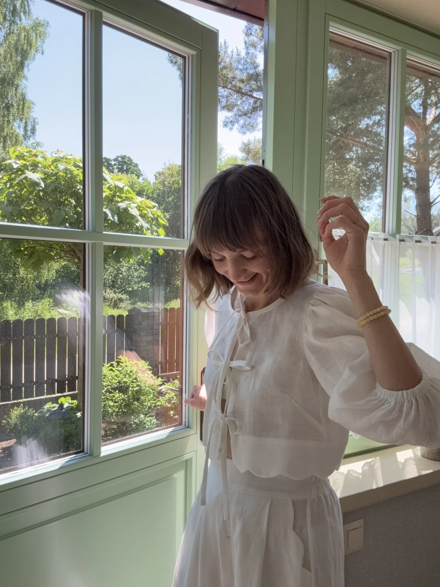 Lniana wiązana bluzka z falistym wykonczeniem