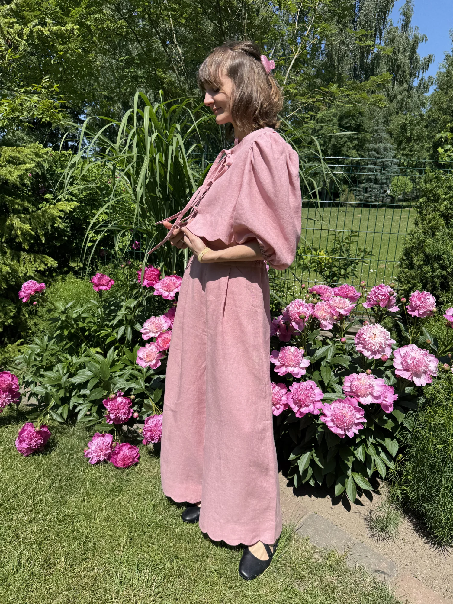 Lniana wiązana bluzka z falistym wykonczeniem