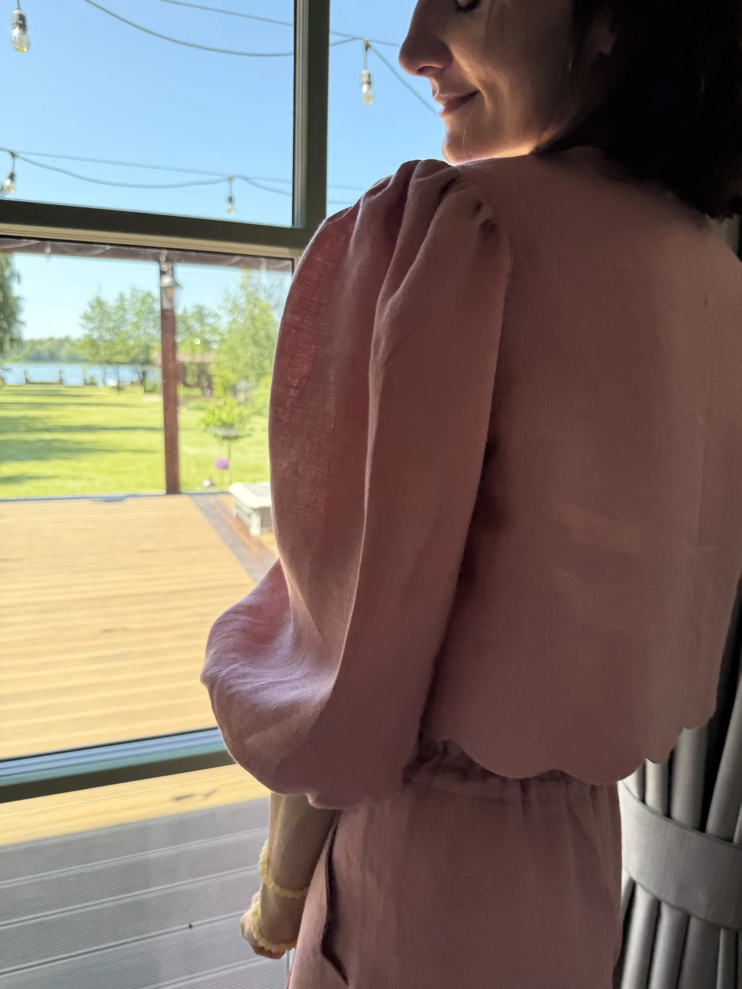 Lniana wiązana bluzka z falistym wykonczeniem