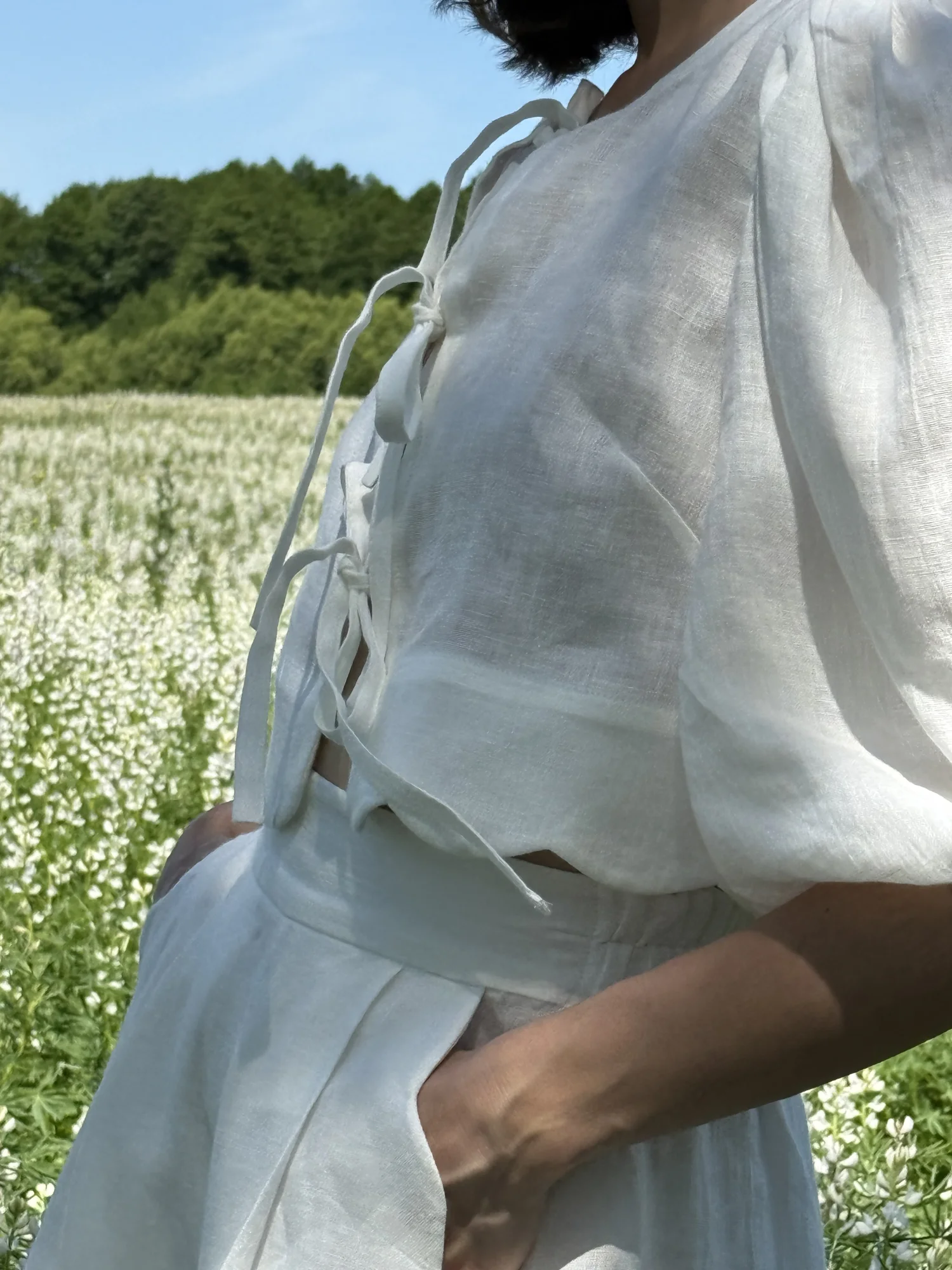 Lniana wiązana bluzka z falistym wykonczeniem