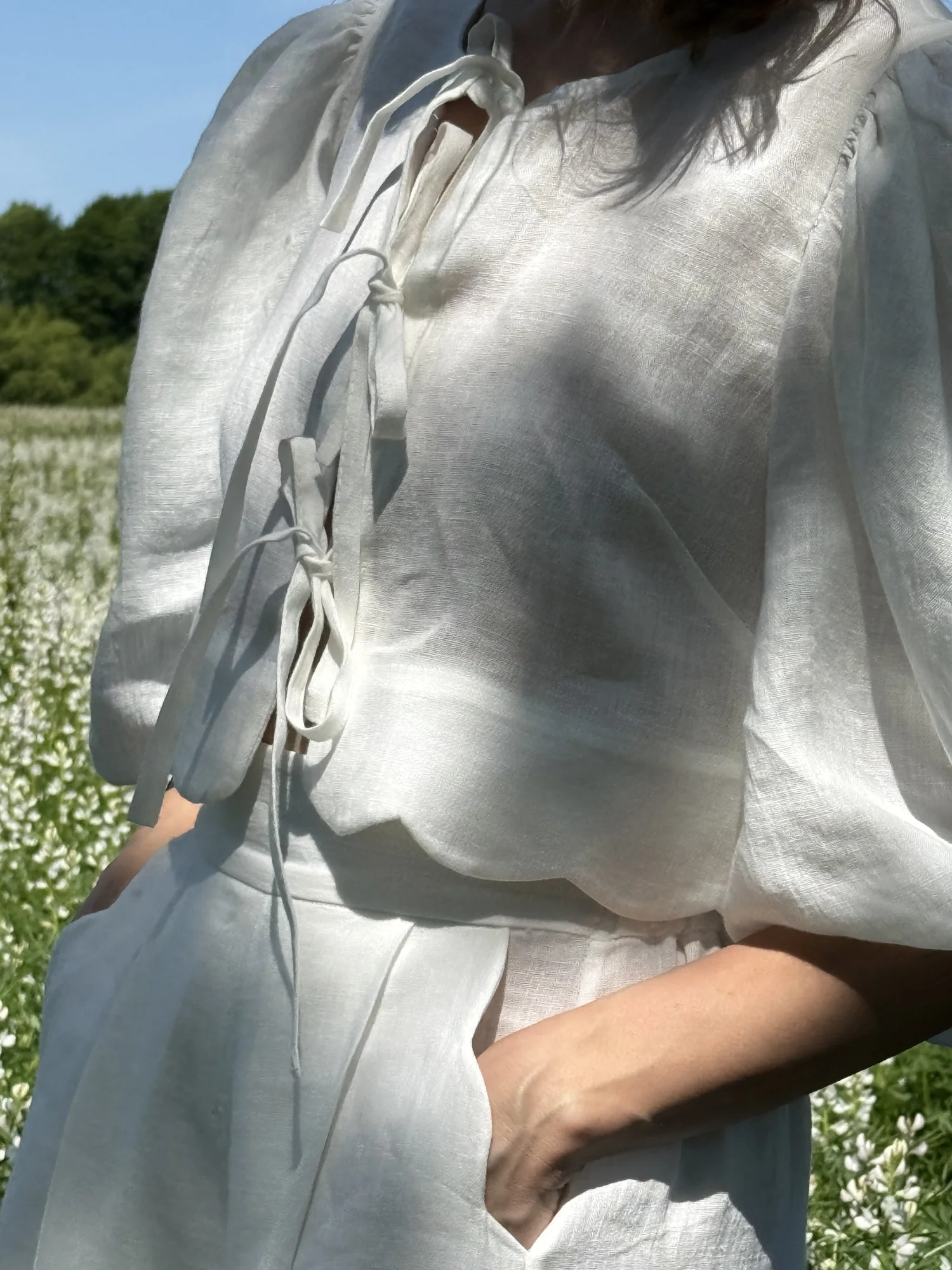 Lniana wiązana bluzka z falistym wykonczeniem