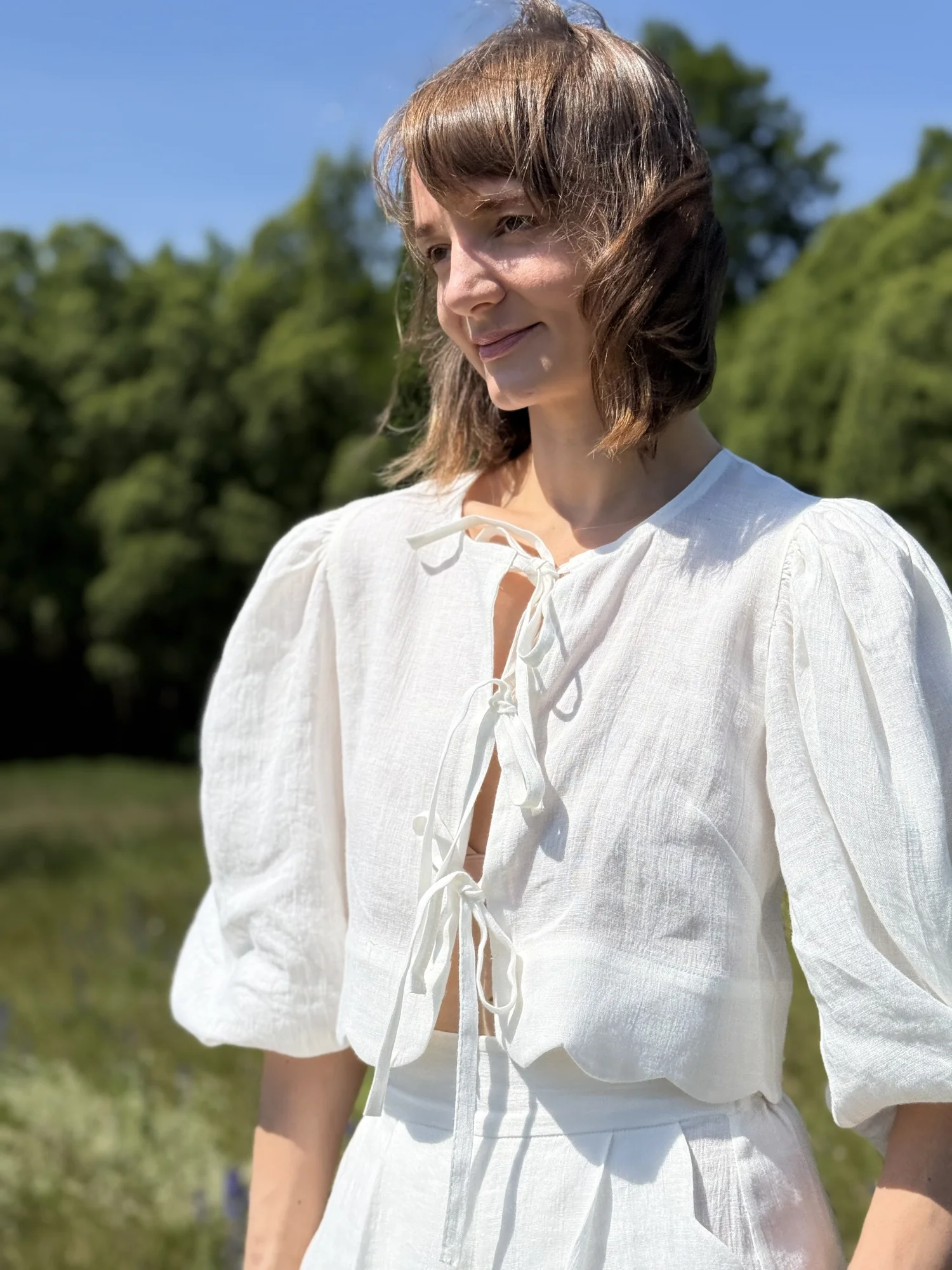 Lniana wiązana bluzka z falistym wykonczeniem