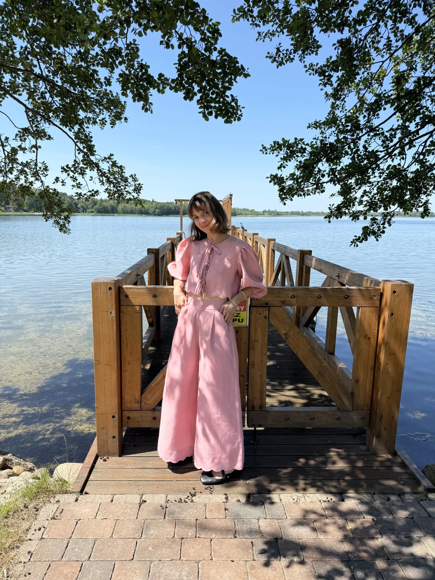 Lniane spodnie z uroczym wykończeniem 