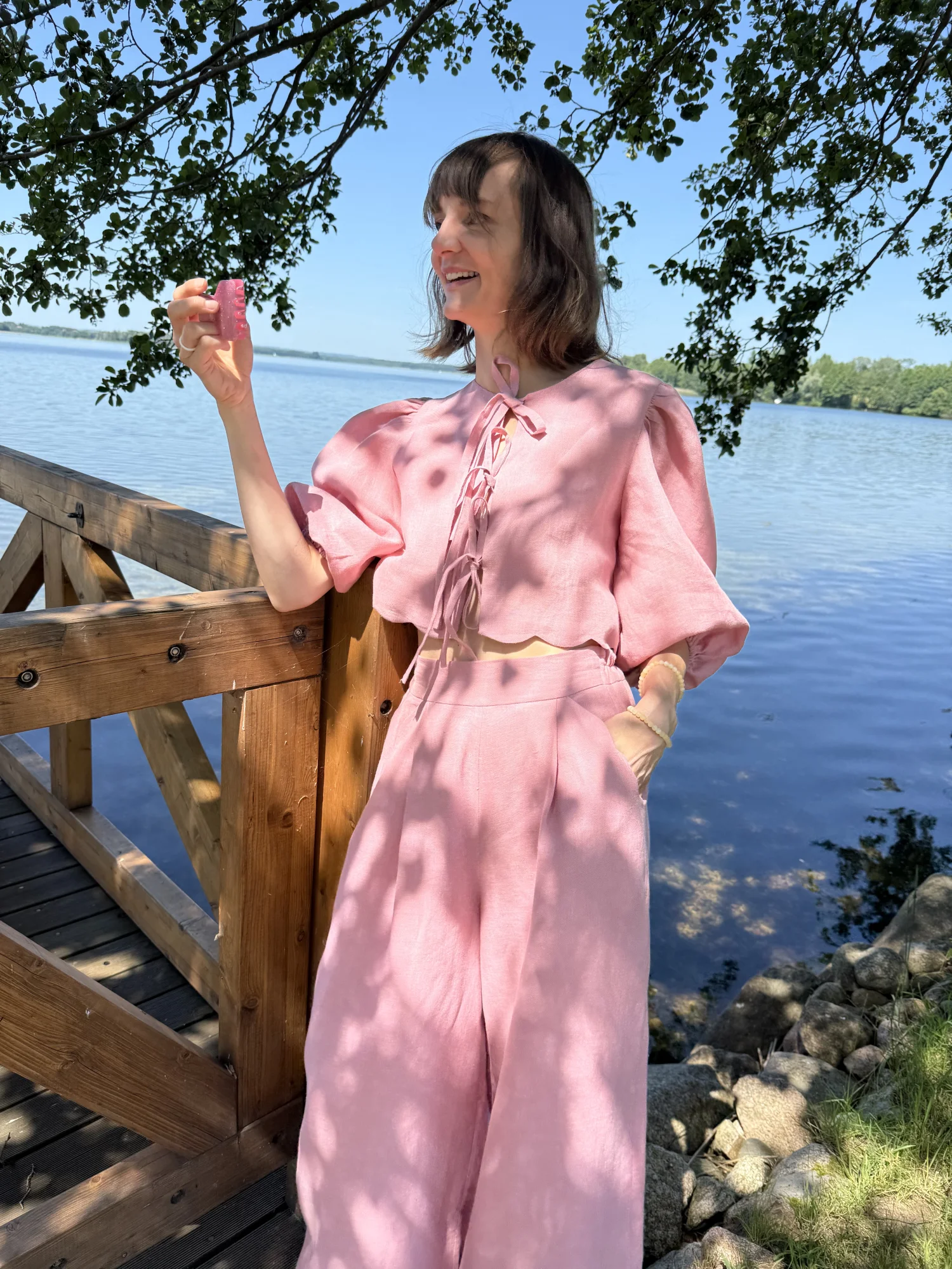 Lniane spodnie z uroczym wykończeniem 