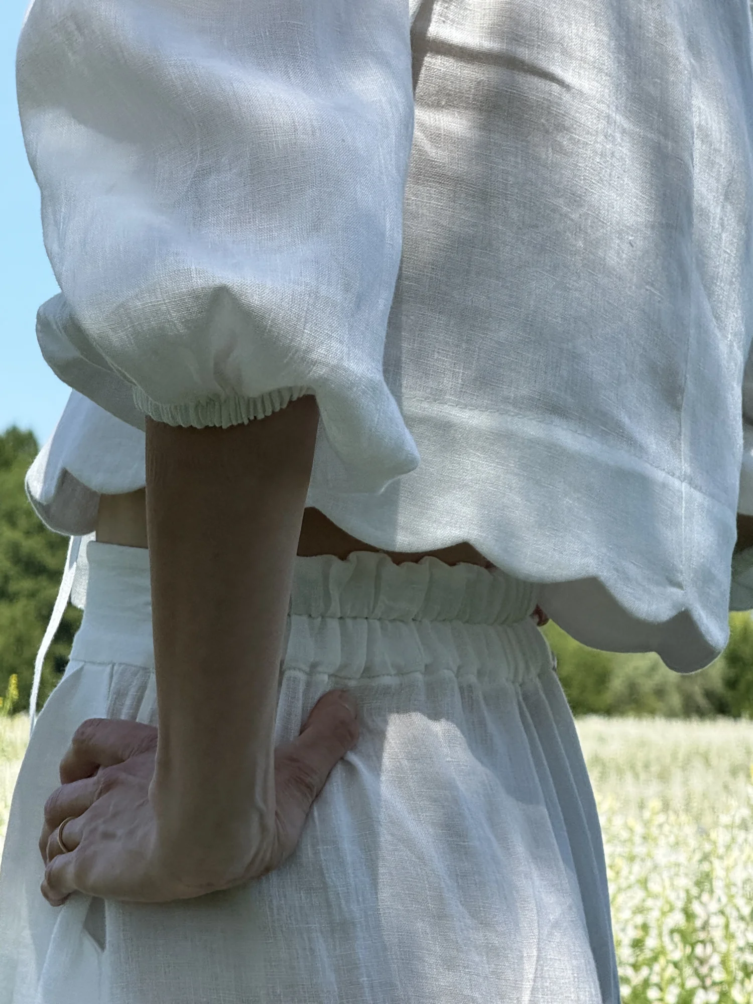 Lniane spodnie z uroczym wykończeniem 