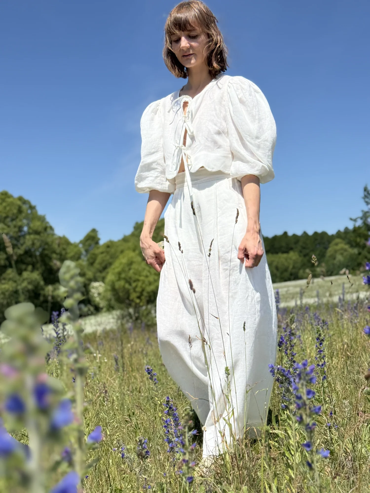 Lniane spodnie z uroczym wykończeniem 