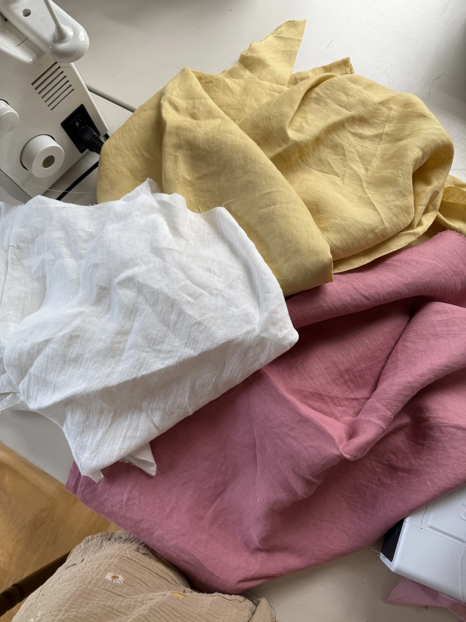 Lniane spodnie z uroczym wykończeniem 